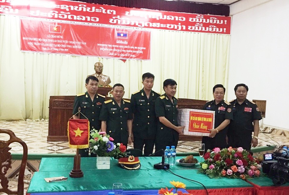 Đoàn công tác Bộ CHQS tỉnh tặng quà CBCS Bộ CHQS tỉnh U Đôm Xay.